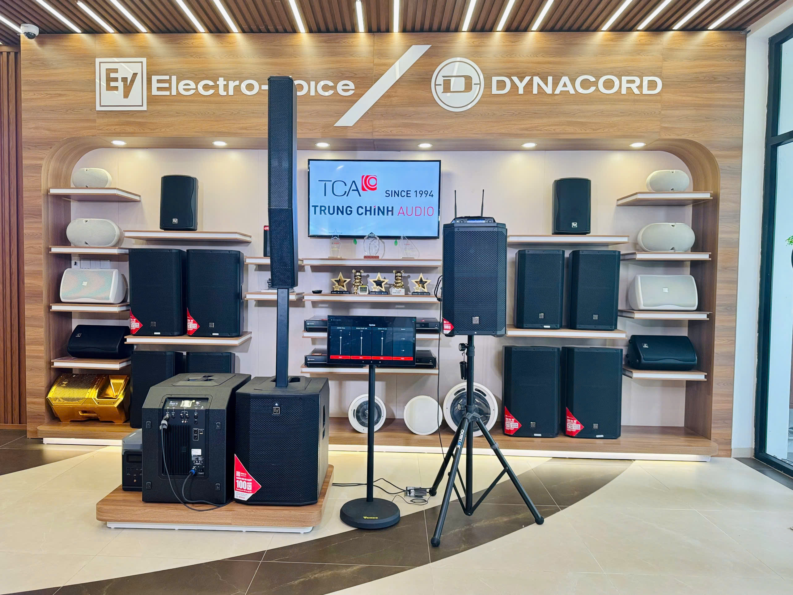 cấu hình dàn âm thanh biểu diễn với Loa Electro-Voice Evolve 70