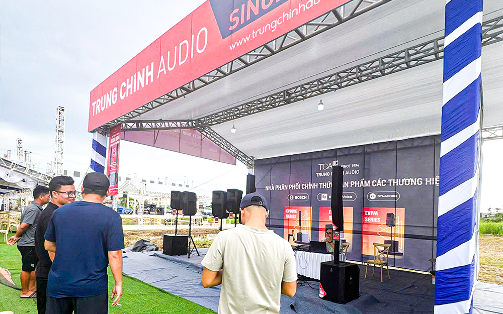 dàn âm thanh biểu diễn ngoài trời với Evolve 70 và Everse 8