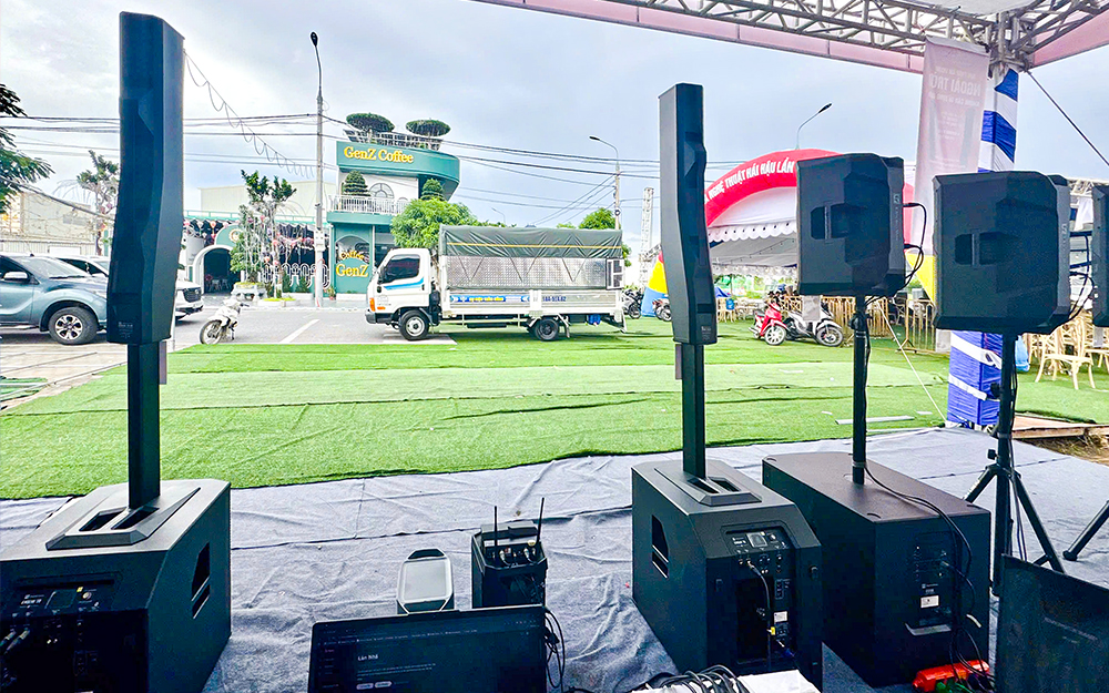 dàn âm thanh biểu diễn ngoài trời với loa Electro-Voice Evolve 70 và Everse 8