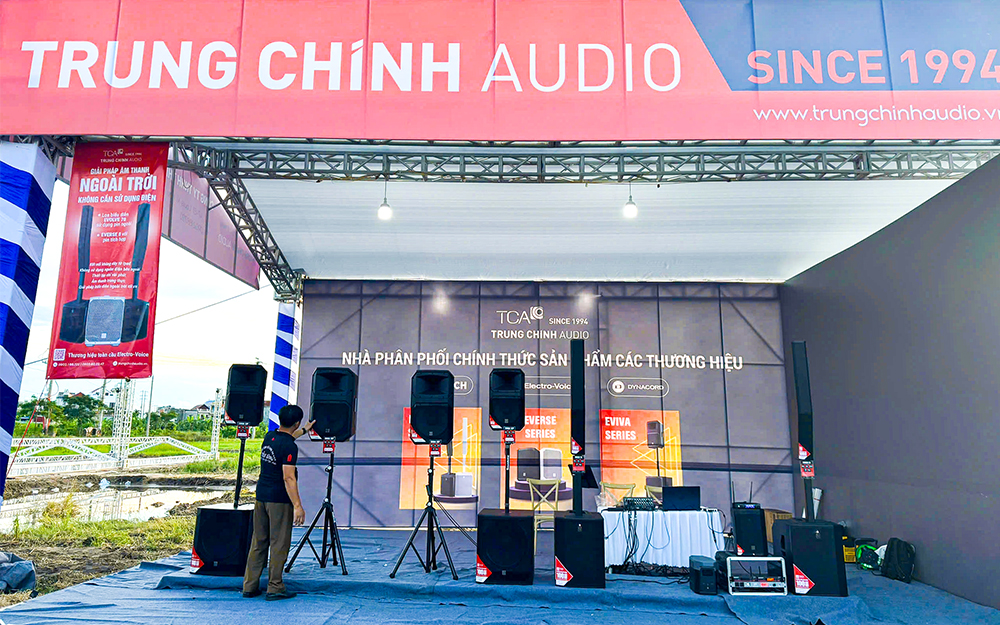 Loa di động Electro-Voice sử dụng biểu diễn ngoài trời