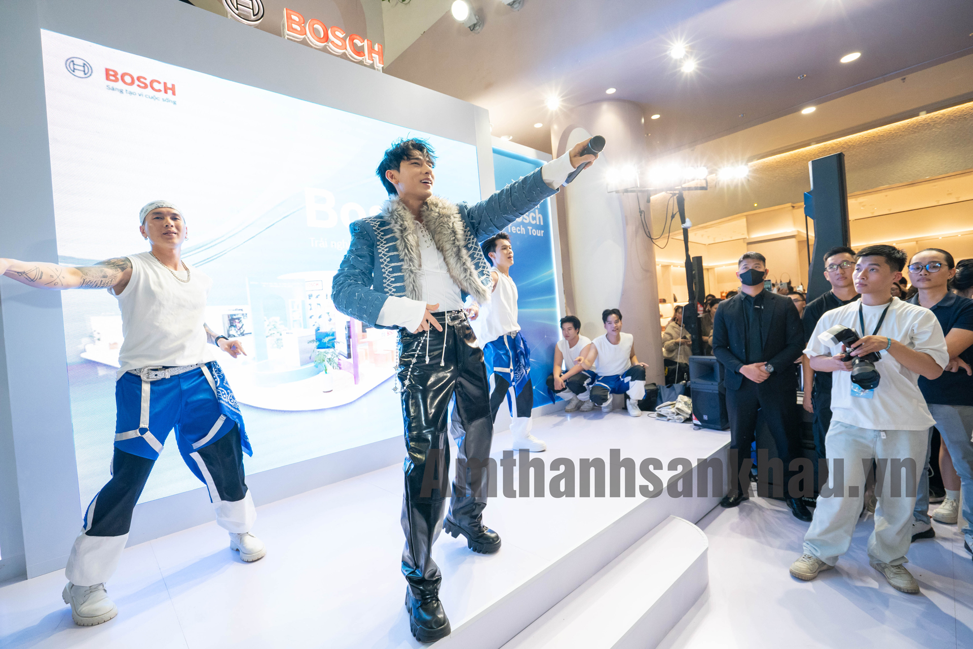 ca sỹ isaac trên sân khấu bosch tech tour 2025