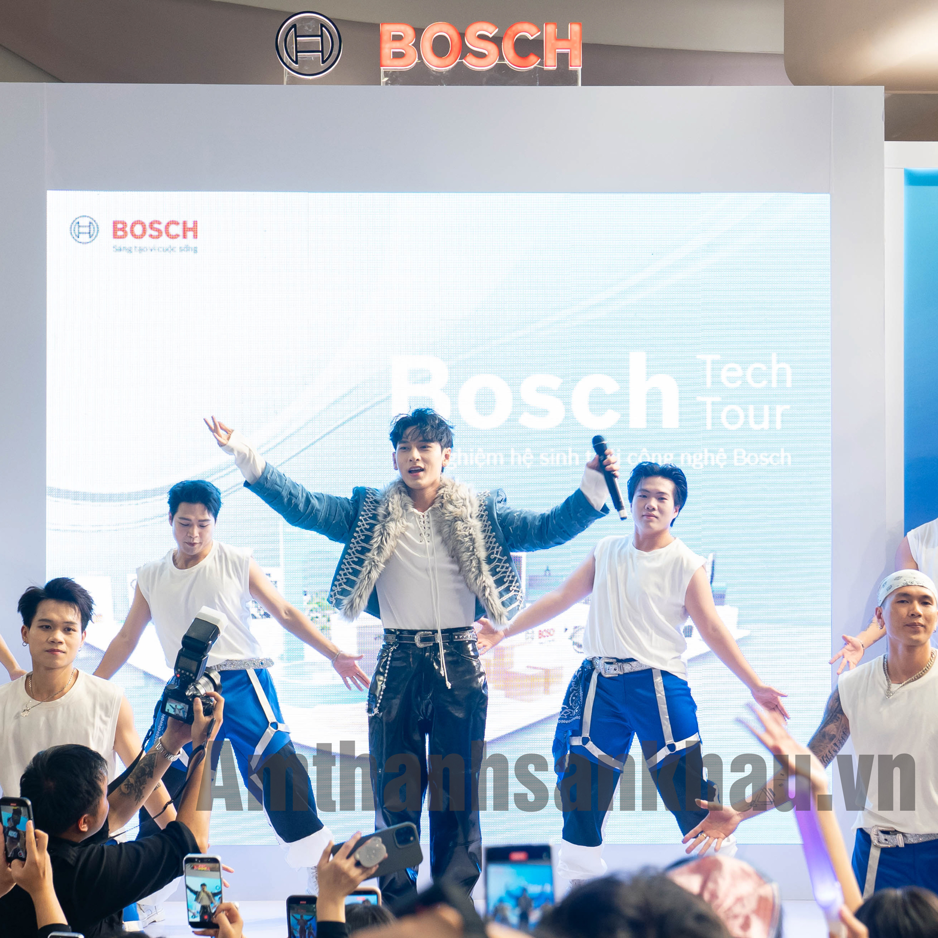 đêm nhạc ca sỹ isaac biểu diễn tại aoen mall hà đông