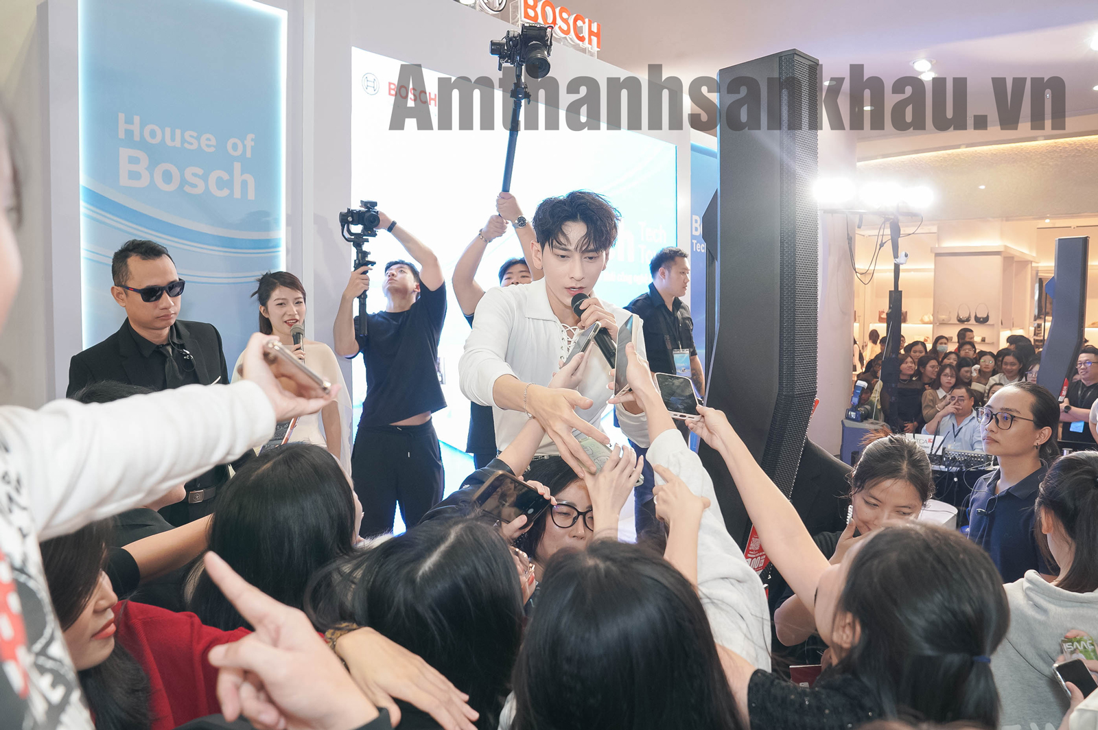 ca sỹ isaac giao lưu cùng fan tại aoen mall hà đông