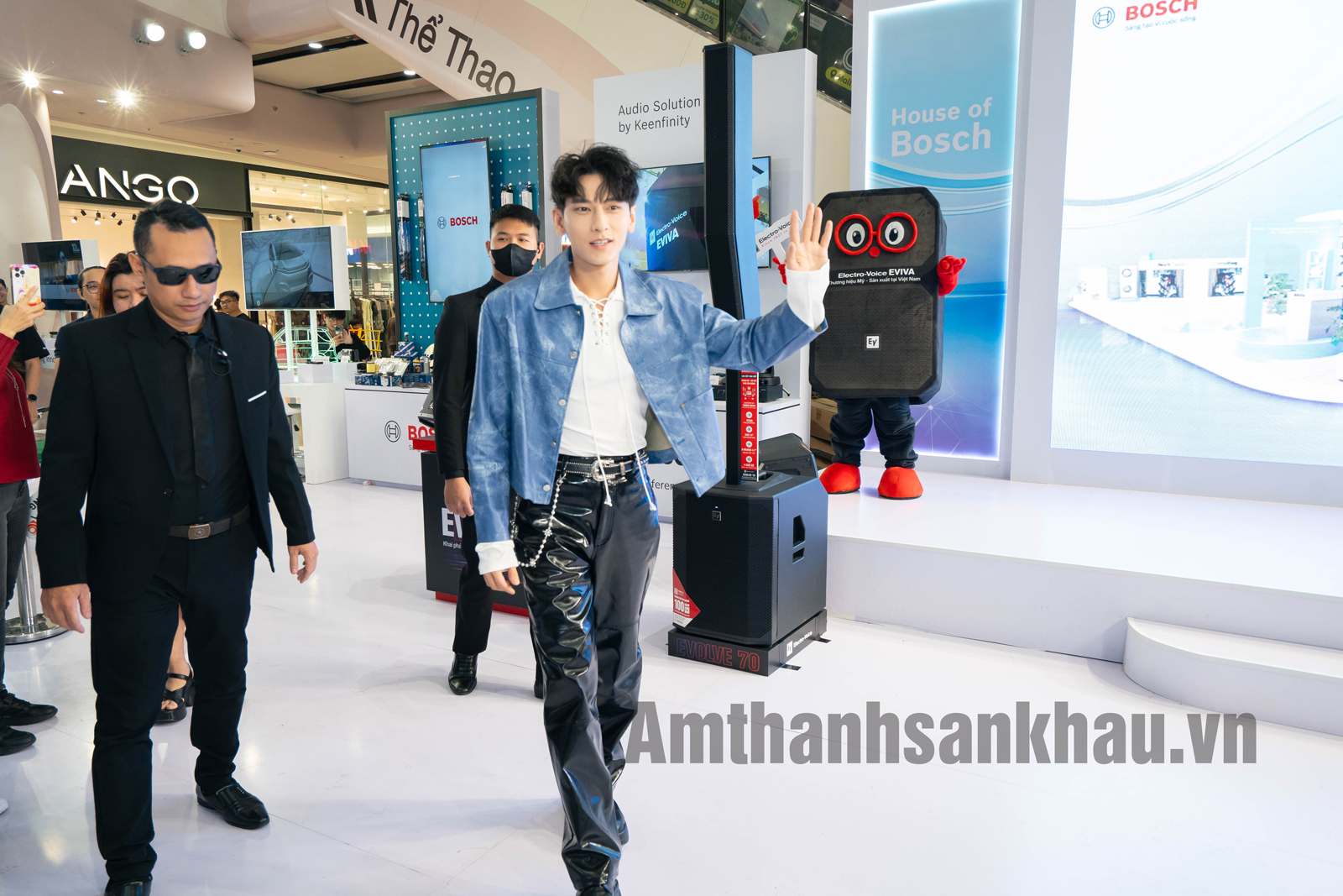 ca sỹ isaac cùng loa evolve 70