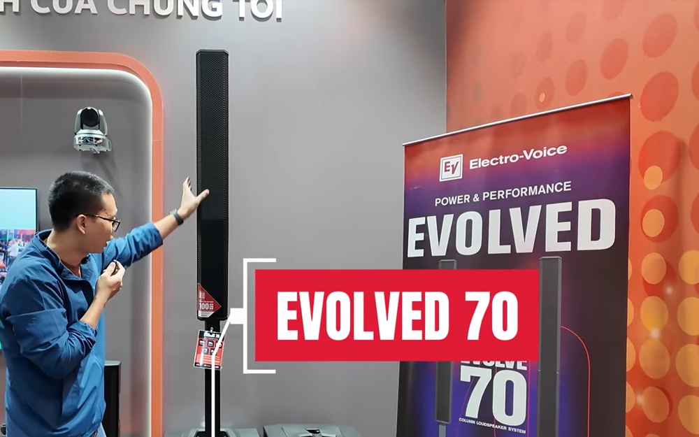 Khách hàng trải nghiệm loa Electro-Voice Evolve 70 tại gian hàng